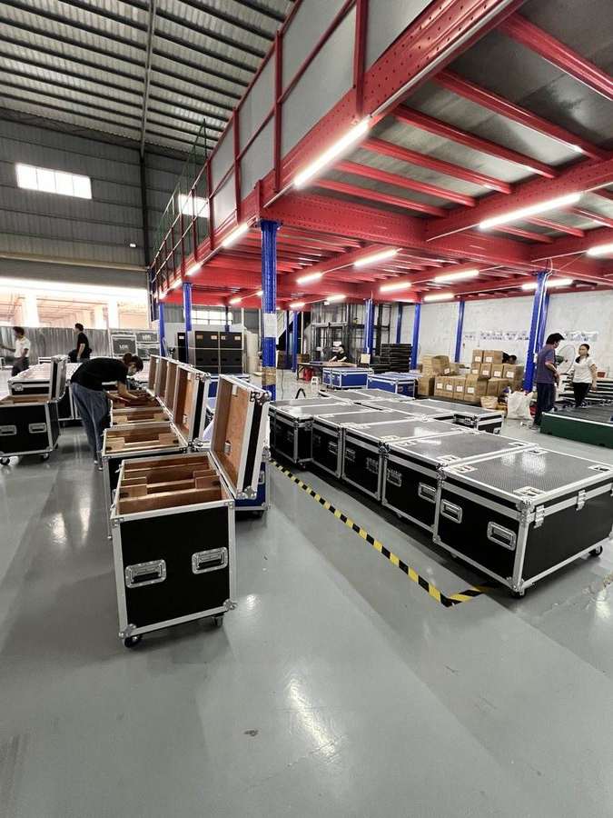 Xưởng đóng thùng flight case cho đèn tại nhà máy LQE