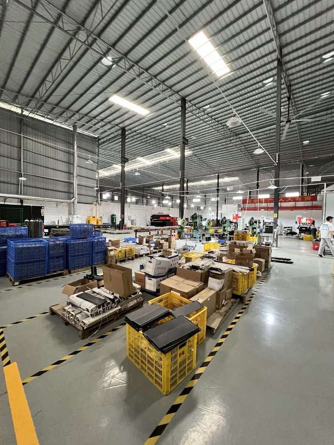 Xưởng gia công kim loại vỏ đèn tại nhà máy LQE