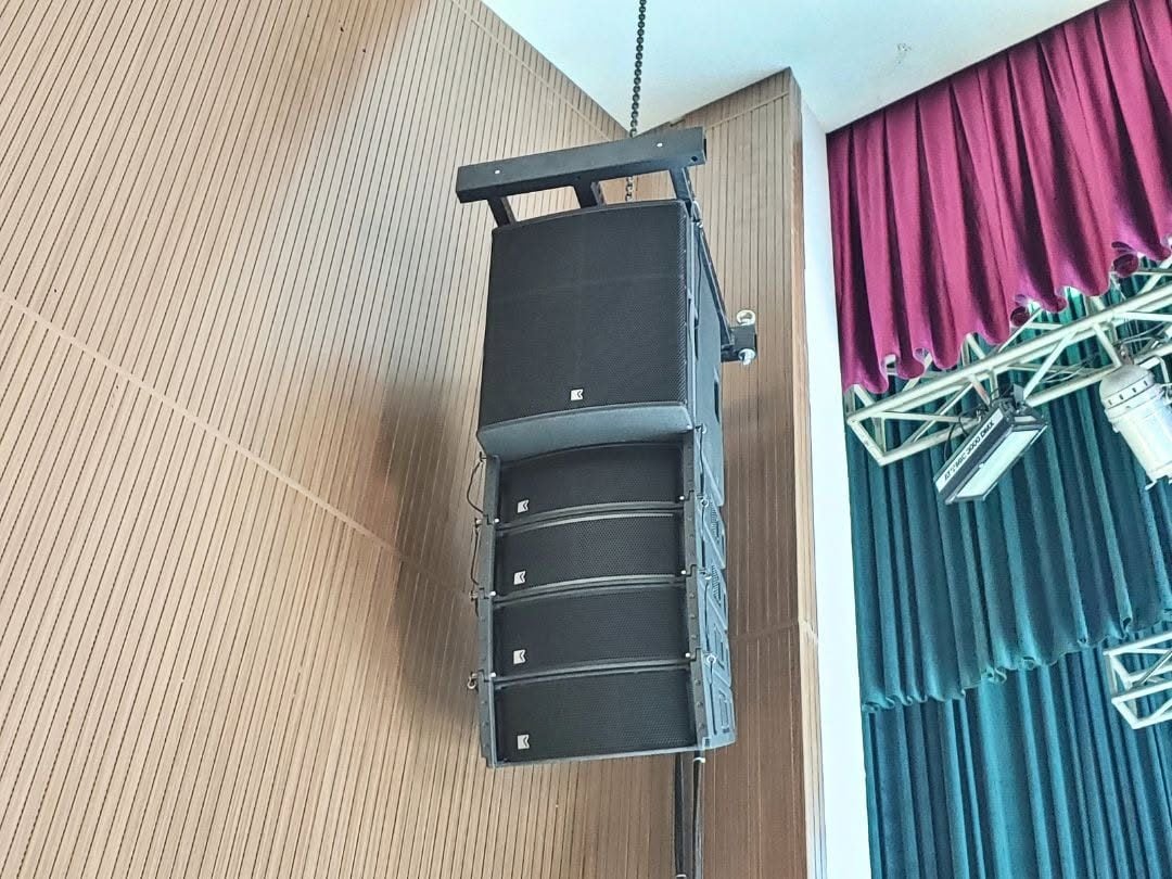 Cụm loa line array Outline gồm loa sub FLYSUB15 và 4 loa Eidos 265 LA treo bên sân khấu Nhà hát Nghệ thuật Đồng Nai