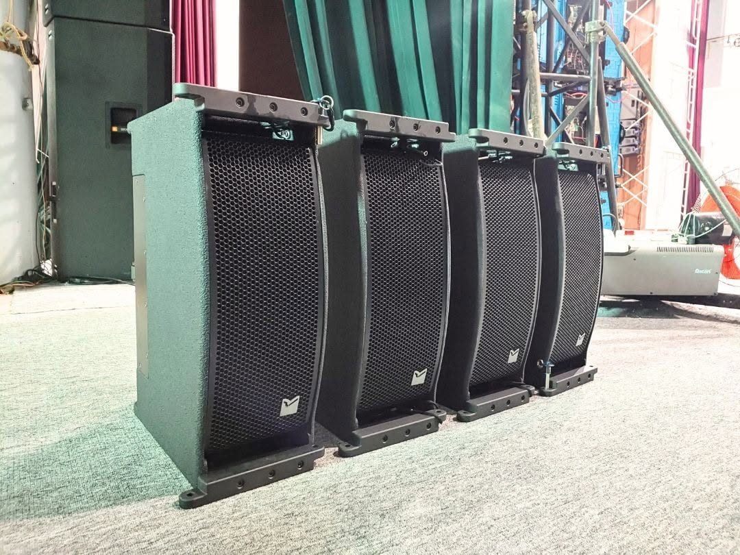 Bốn loa line array Outline Eidos 265 LA trên sân khấu trước khi treo