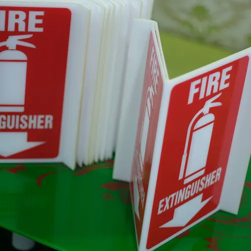 Bảng Vị Trí Bình Chữa Cháy Gắn Tường Mica Tam Giác Fire Extinguisher
