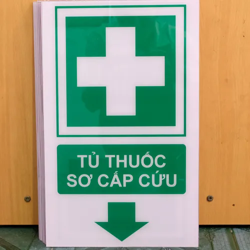 Biển Báo Mica Khu Vực Tủ Thuốc Sơ Cấp Cứu 30x40cm