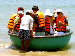 Chèo thuyền thúng trên biển Mũi Né