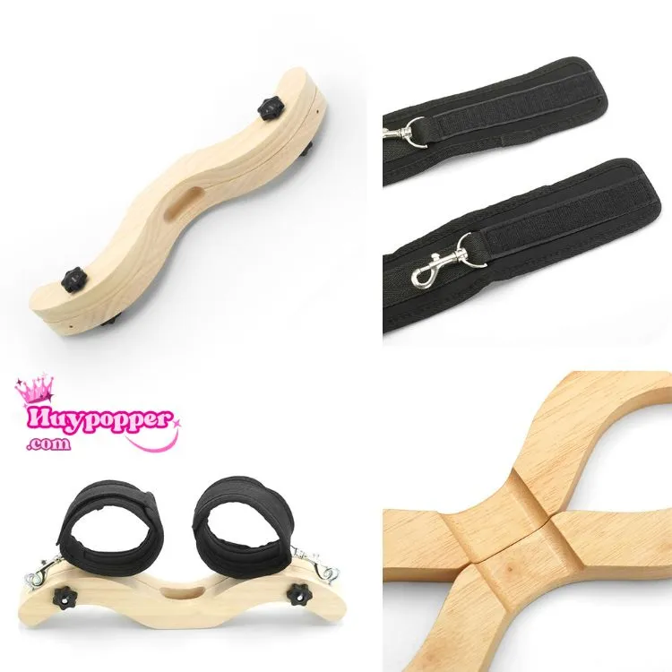 Cận cảnh chất liệu gỗ tự nhiên được mài nhẵn an toàn và các chốt khóa kim loại chắc chắn của cùm kẹp tinh hoàn BDSM Hades. Cận cảnh chất liệu gỗ tự nhiên được mài nhẵn an toàn và các chốt khóa kim loại chắc chắn của cùm kẹp tinh hoàn BDSM Hades.