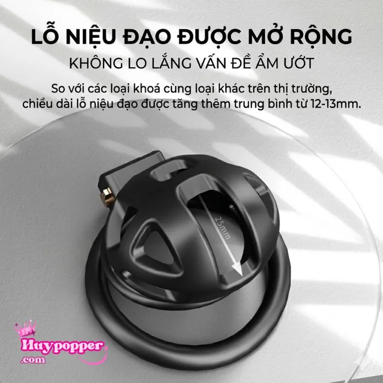 Thiết kế cổng tiểu và cửa niệu đạo được mở rộng lên đến 25mm của lồng khóa Junai Size L giúp nam giới đi tiểu tiện thông suốt, không lo ẩm ướt. Thiết kế cổng tiểu và cửa niệu đạo được mở rộng lên đến 25mm của lồng khóa Junai Size L giúp nam giới đi tiểu tiện thông suốt, không lo ẩm ướt.