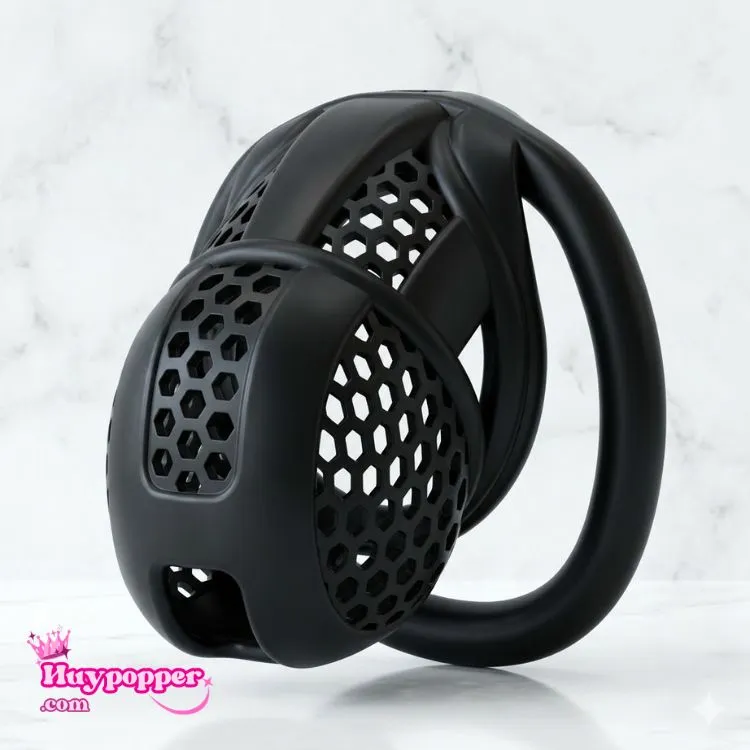 Cận cảnh cấu trúc lưới lục giác thông thoáng và phom dáng phẳng gọn gàng của lồng khóa trinh tiết nam tổ ong size L dành cho nam dưới 16cm. Cận cảnh cấu trúc lưới lục giác thông thoáng và phom dáng phẳng gọn gàng của lồng khóa trinh tiết nam tổ ong size L dành cho nam dưới 16cm.