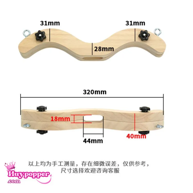 Kích thước chi tiết của cùm gỗ BDSM Hades: Chiều dài thanh kẹp 320mm, kích thước rãnh kẹp bìu 44mm x 18mm được tính toán chuẩn xác và an toàn. Kích thước chi tiết của cùm gỗ BDSM Hades: Chiều dài thanh kẹp 320mm, kích thước rãnh kẹp bìu 44mm x 18mm được tính toán chuẩn xác và an toàn.