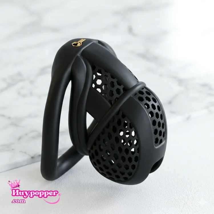 Hình ảnh thực tế lồng khóa trinh tiết nam tổ ong màu đen matte nhám mờ sang trọng, phom dáng thuôn dốc ôm sát công thái học cơ thể. Hình ảnh thực tế lồng khóa trinh tiết nam tổ ong màu đen matte nhám mờ sang trọng, phom dáng thuôn dốc ôm sát công thái học cơ thể.