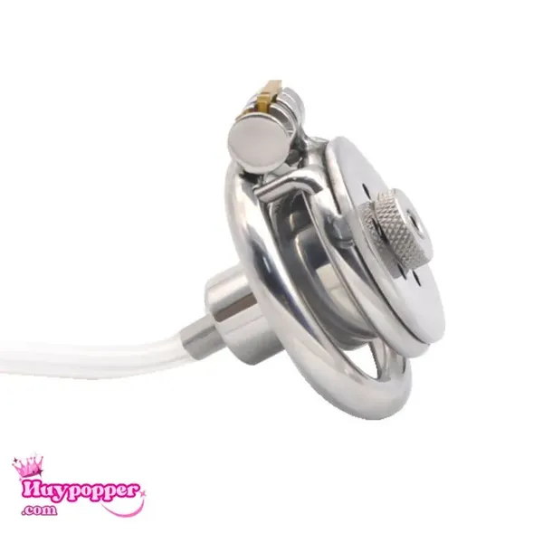 Khóa dương vật có thông tiểu ấn cu vào trong