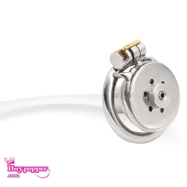 Khóa dương vật có thông tiểu ấn cu vào trong