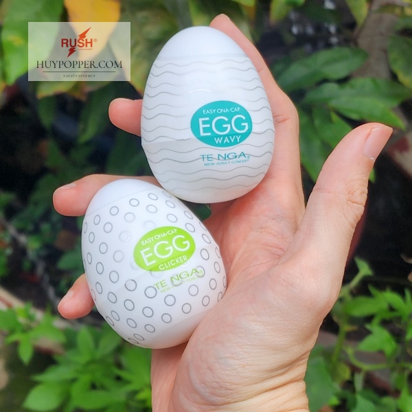 Trứng gà tenga cầm trên tay Trứng gà tenga cầm trên tay