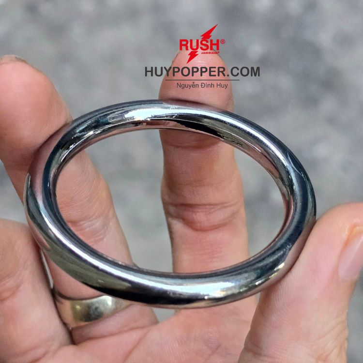 Vòng đeo cu inox thiết kế trơn láng Vòng đeo cu inox thiết kế trơn láng