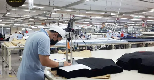 Tìm hiểu các yếu tố ảnh hưởng đến mức giá may áo đồng phục