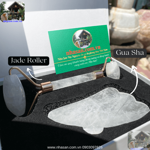 Nên sử dụng thanh lăn massage mặt và đá guasha vào chăm sóc da hàng ngày Nên sử dụng thanh lăn massage mặt và đá guasha vào chăm sóc da hàng ngày