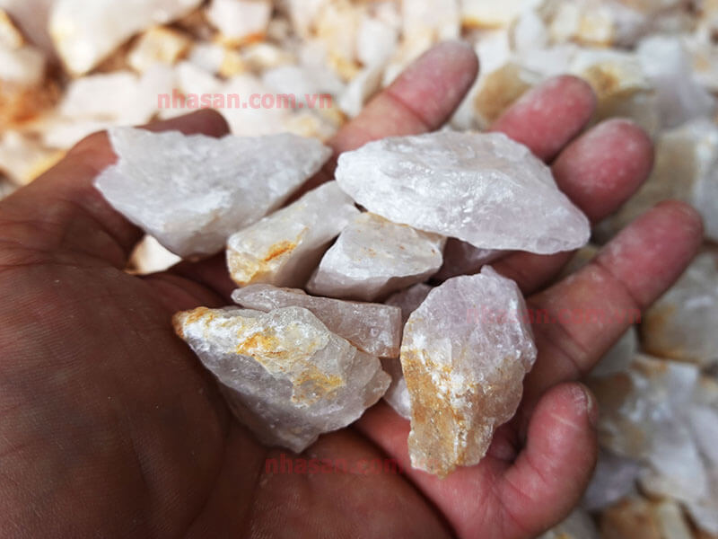 Đá thạch anh vụn hồng kích thước 1x2 rải nền trấn trạch Đá thạch anh vụn hồng kích thước 1x2 rải nền trấn trạch