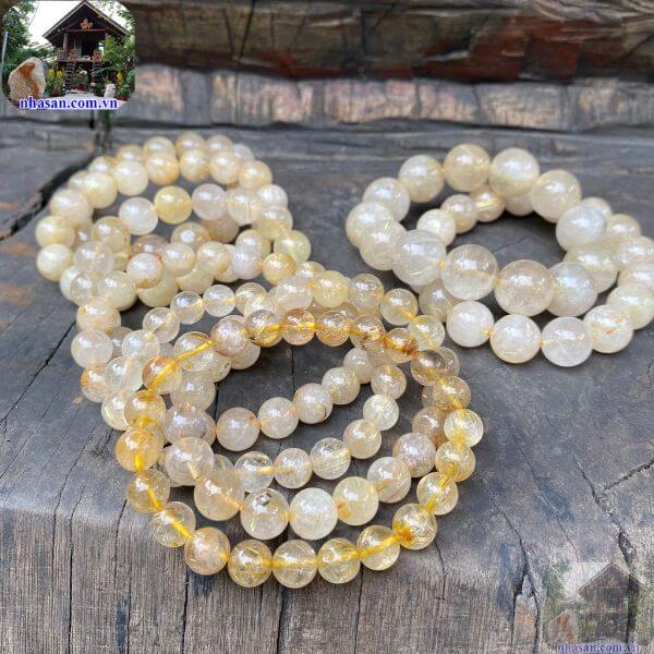 Khi đeo đá phong thủy, bạn nên cẩn thận tránh va đập, trầy xước đá Khi đeo đá phong thủy, bạn nên cẩn thận tránh va đập, trầy xước đá