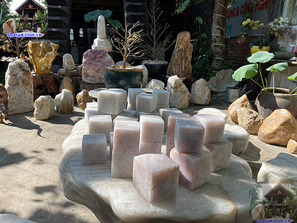 Đá vuông thạch anh chôn móng nhà trấn trạch Đá vuông thạch anh chôn móng nhà trấn trạch