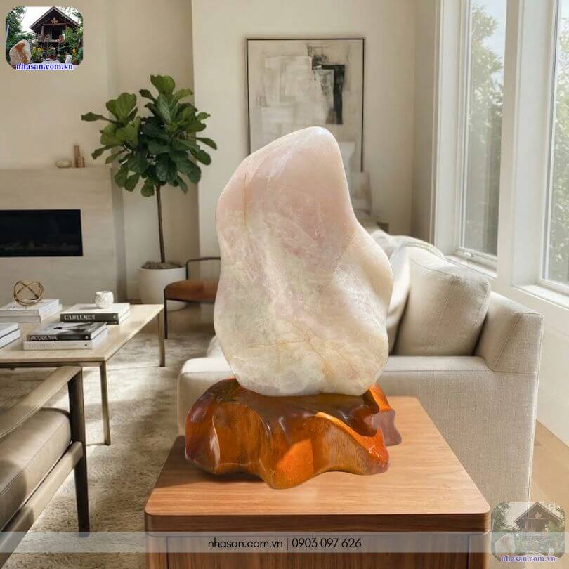 Trụ thạch anh hồng 15kg được đặt tại phòng khách Trụ thạch anh hồng 15kg được đặt tại phòng khách
