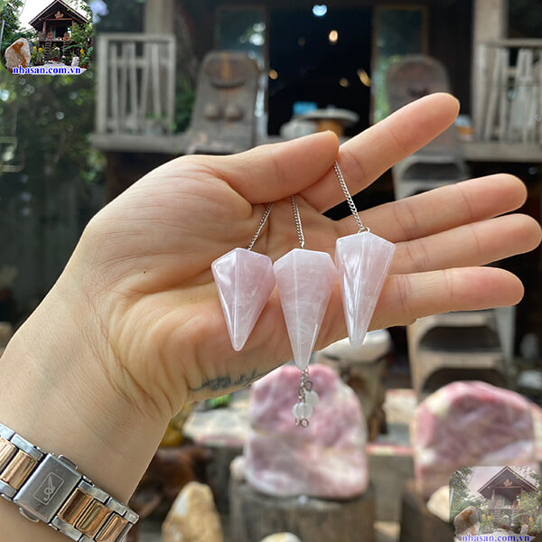 Con lắc đá thạch anh hồng tự nhiên Con lắc đá thạch anh hồng tự nhiên