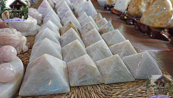 Tùy chất lượng đá và kích thước sẽ có mức giá khác nhau Tùy chất lượng đá và kích thước sẽ có mức giá khác nhau