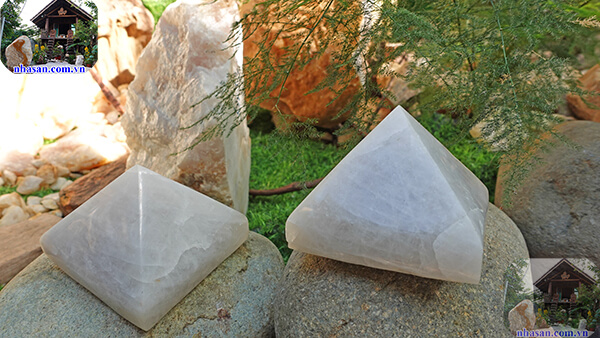 Đá thạch anh được chế tác thành hình dạng kim tự tháp Đá thạch anh được chế tác thành hình dạng kim tự tháp