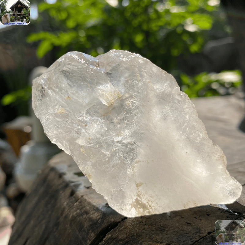 Tinh thể thạch anh trắng (clear quartz) được tôn vinh là viên đá của ánh sáng và sự thuần khiết Tinh thể thạch anh trắng (clear quartz) được tôn vinh là viên đá của ánh sáng và sự thuần khiết