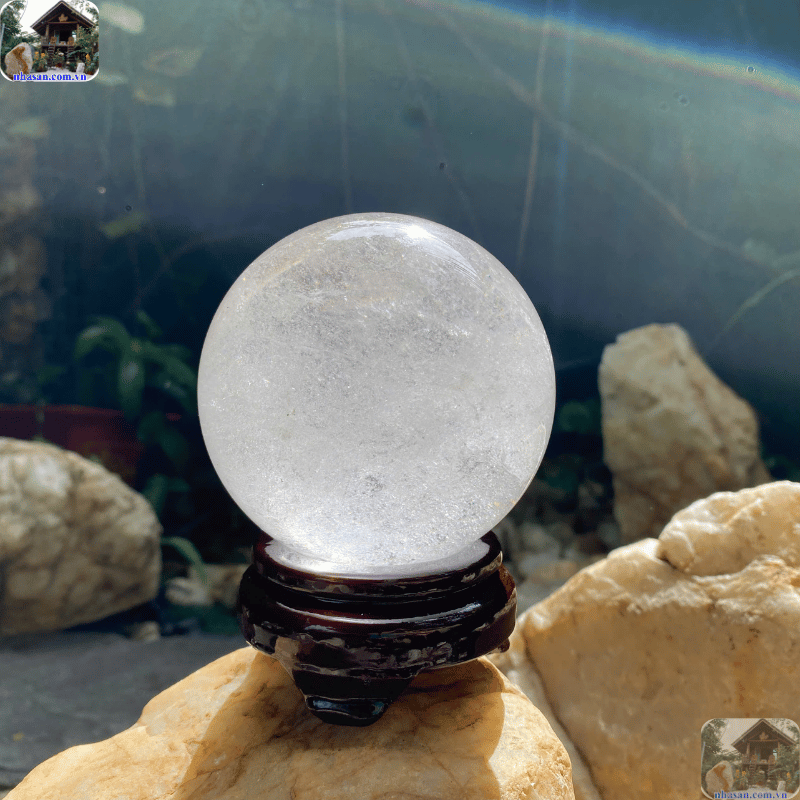 Đặt một quả cầu thạch anh trắng tinh thể trên bàn làm việc giúp giảm thiểu bức xạ điện từ từ máy tính Đặt một quả cầu thạch anh trắng tinh thể trên bàn làm việc giúp giảm thiểu bức xạ điện từ từ máy tính