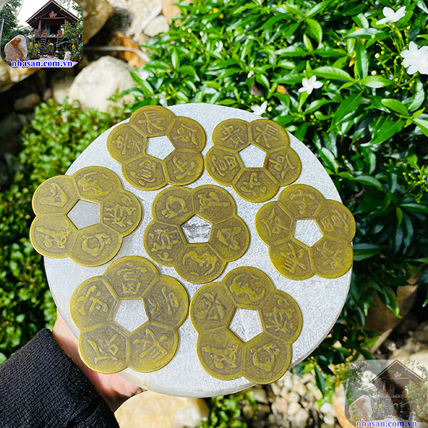 Đồng tiền hoa mai là vật phẩm chiêu tài lộc Đồng tiền hoa mai là vật phẩm chiêu tài lộc