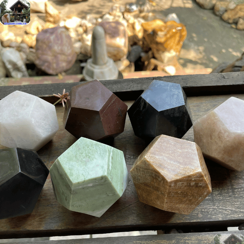 Quả cầu đa giác là biểu trưng cho sự sắc bén, khả năng thu hút và tái tạo năng lượng hiệu quả Quả cầu đa giác là biểu trưng cho sự sắc bén, khả năng thu hút và tái tạo năng lượng hiệu quả