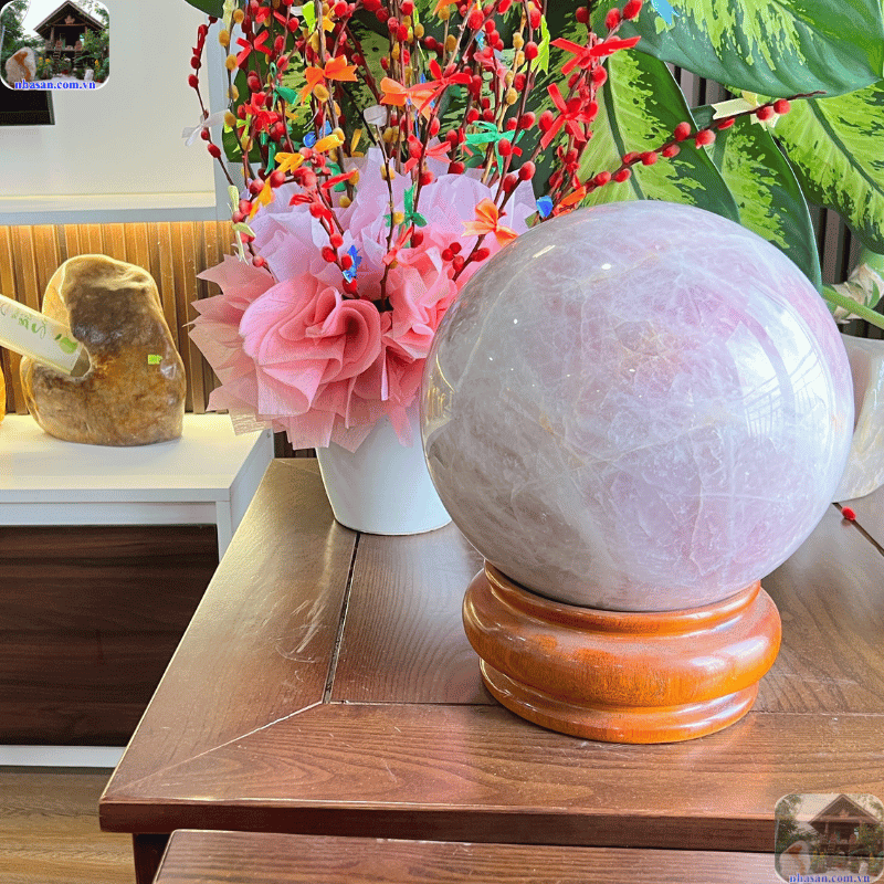 Đặt quả cầu thạch anh hồng ở phòng khách Đặt quả cầu thạch anh hồng ở phòng khách