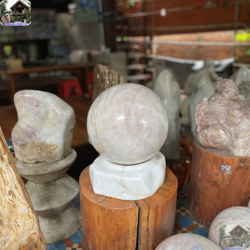 Quả cầu thạch anh hồng là màu tương sinh với mệnh Hỏa và tương hợp với mệnh Thổ Quả cầu thạch anh hồng là màu tương sinh với mệnh Hỏa và tương hợp với mệnh Thổ