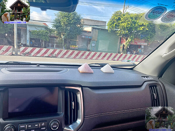 Kim tự tháp bày trí trên taplo ô tô Kim tự tháp bày trí trên taplo ô tô