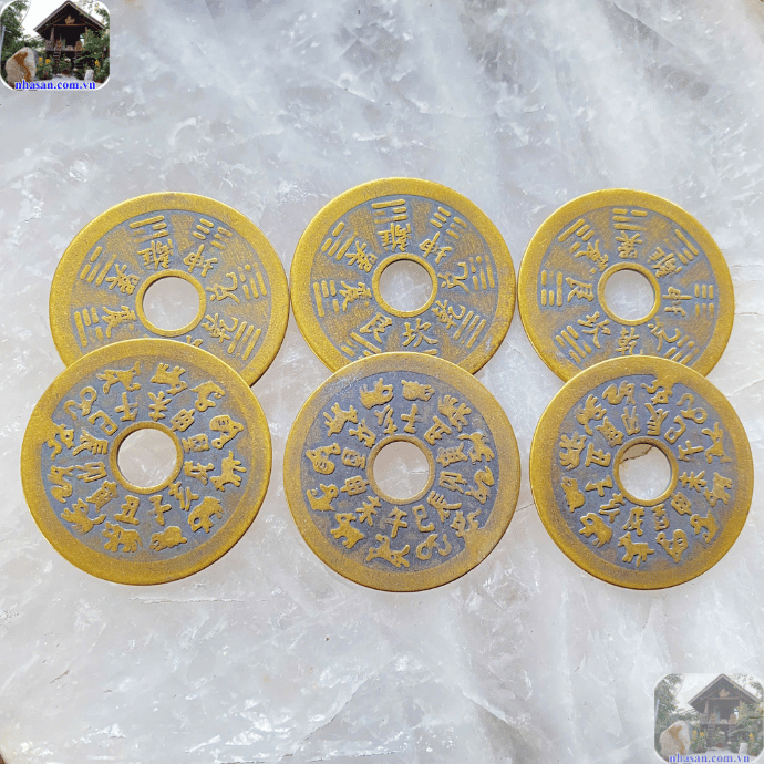6 đồng xu phong thủy thường là 6 đồng tiền cổ được xâu thành chuỗi hoặc đặt riêng lẻ 6 đồng xu phong thủy thường là 6 đồng tiền cổ được xâu thành chuỗi hoặc đặt riêng lẻ