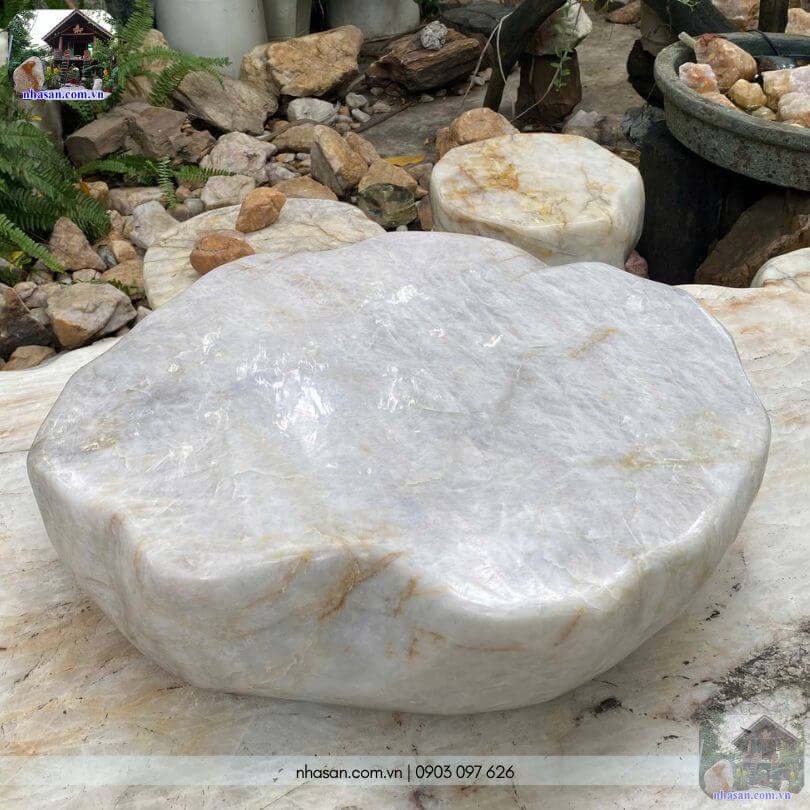 bàn thiên đá thạch anh trắng Cận cảnh mặt bàn thiên đá thạch anh trắng tự nhiên năng lượng cao