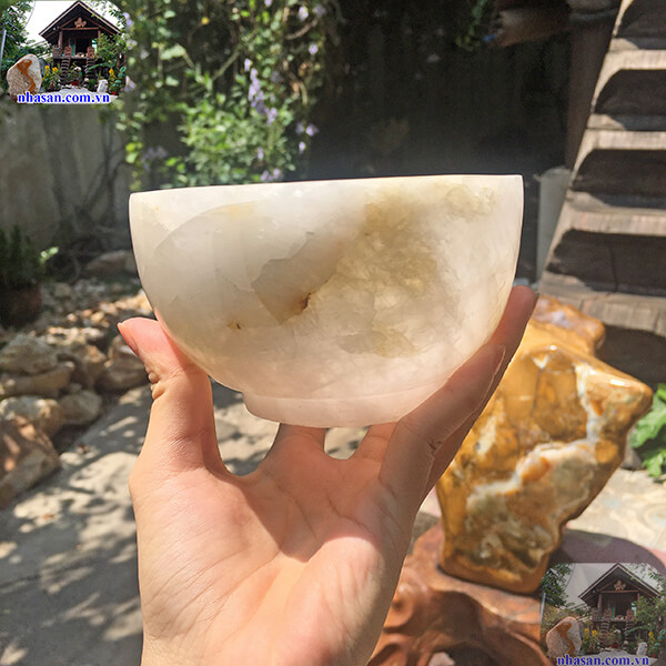 Bát đá thạch anh bày trí trên bàn thờ thần tài Bát đá thạch anh bày trí trên bàn thờ thần tài