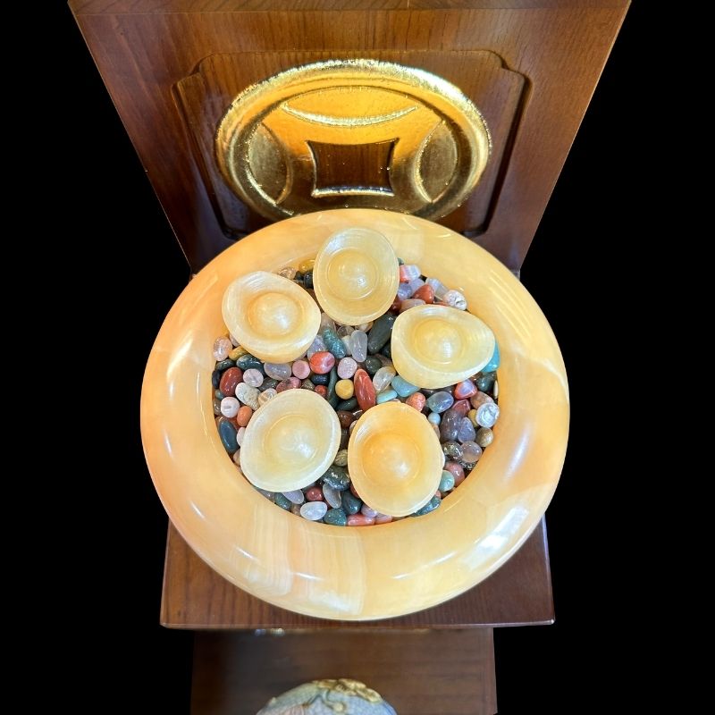 Trong phong thủy hiện đại, bát tụ bảo Thần Tài đóng vai trò là vật trung tâm để thu hút và giữ gìn vượng khí Trong phong thủy hiện đại, bát tụ bảo Thần Tài đóng vai trò là vật trung tâm để thu hút và giữ gìn vượng khí