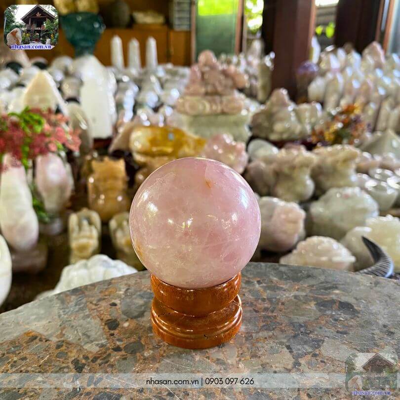 Bi cầu thạch anh hồng phong thủy trưng bày tại nhà sàn Tây Nguyên Bi cầu thạch anh hồng phong thủy trưng bày tại nhà sàn Tây Nguyên