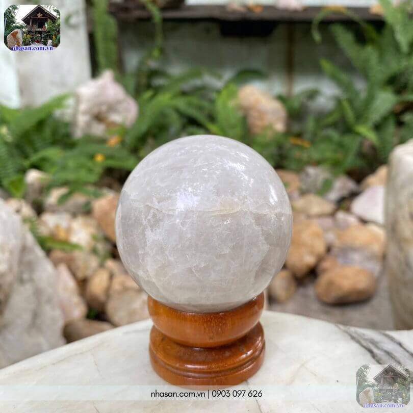Quả cầu đá thach anh trắng phong thủy giúp chiêu tài hút lộc, may mắn. Quả cầu đá thach anh trắng phong thủy giúp chiêu tài hút lộc, may mắn.