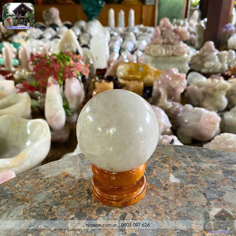 Bi cầu thạch anh trắng tự nhiên cho góc làm việc thêm sinh khí Bi cầu thạch anh trắng tự nhiên cho góc làm việc thêm sinh khí