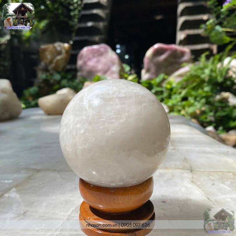 Bi cầu thạch anh trắng tự nhiên phong thủy mang lại cảm giác an yên Bi cầu thạch anh trắng tự nhiên phong thủy mang lại cảm giác an yên