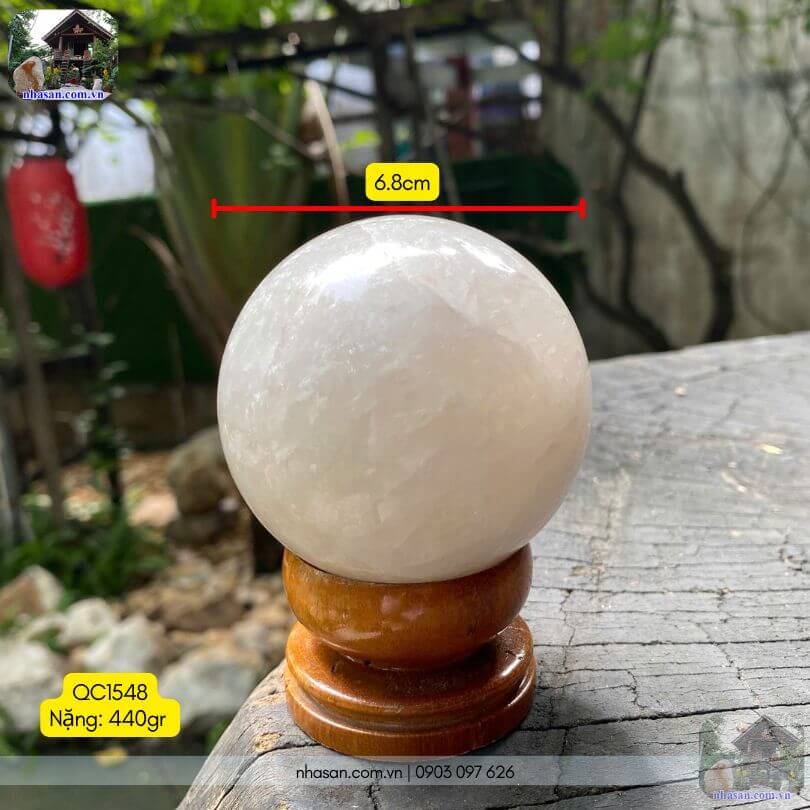 Bi cầu thạch anh trắng tự nhiên 440gr, đường kính 6.8cm Bi cầu thạch anh trắng tự nhiên 440gr, đường kính 6.8cm mang lại năng lượng tích cực.