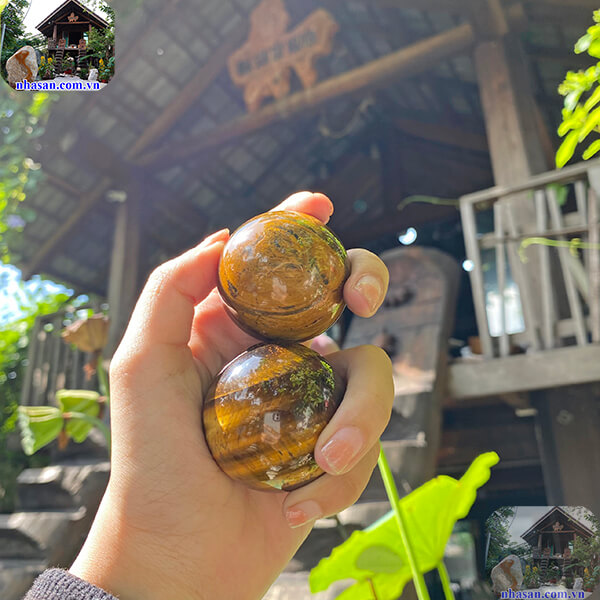 Bi lăn tay đá mắt hổ vàng nâu tự nhiên Bi lăn tay đá mắt hổ vàng nâu tự nhiên