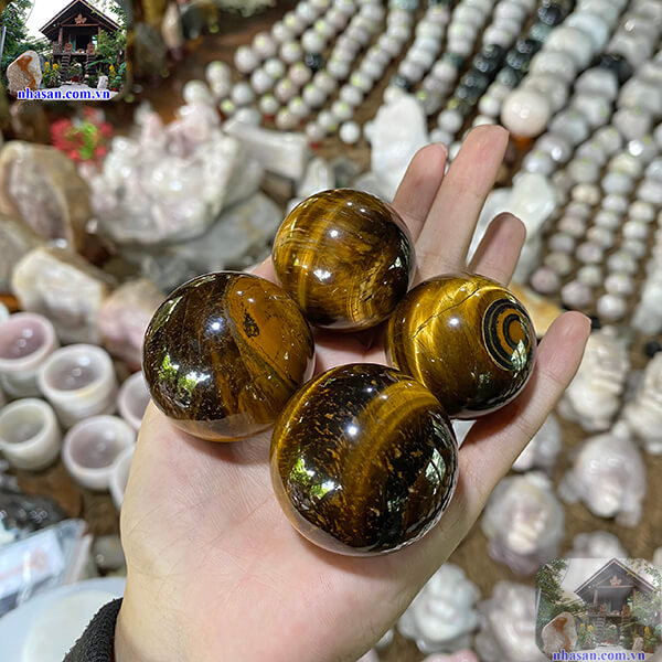 Bi lăn tay đá mắt hổ tại Nhà Sàn Tây Nguyên Bi lăn tay đá mắt hổ tại Nhà Sàn Tây Nguyên