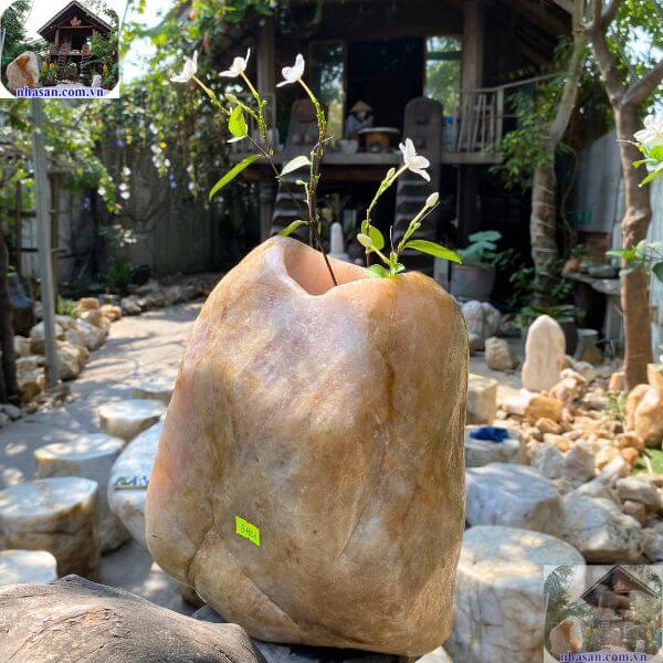 Bình hoa bằng cuội đá thạch anh tại Nhà Sàn Tây Nguyên Bình hoa bằng cuội đá thạch anh tại Nhà Sàn Tây Nguyên