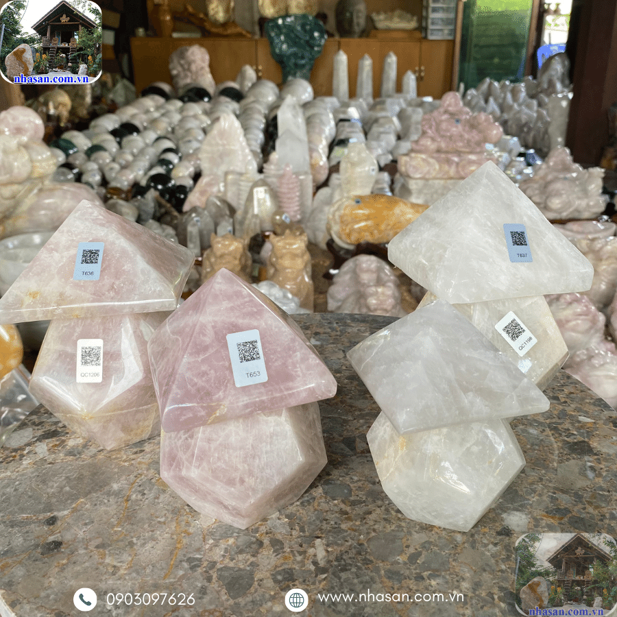 Bộ đá 12 mặt kim tự tháp thạch anh là pháp khí trong phong thủy Bộ đá 12 mặt kim tự tháp thạch anh là pháp khí trong phong thủy