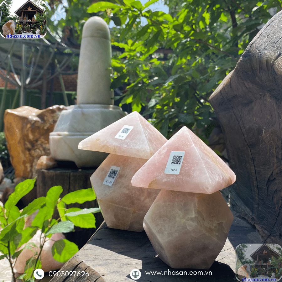 Được kết hợp từ đá 12 mặt và kim tự tháp chế tác hoàn toàn bằng thạch anh Được kết hợp từ đá 12 mặt và kim tự tháp chế tác hoàn toàn bằng thạch anh