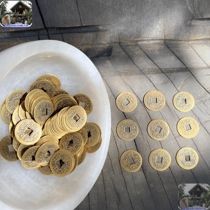 Đồng xu phong thủy được sử dụng để cho vào bát hương thờ cúng gia tiên Đồng xu phong thủy được sử dụng để cho vào bát hương thờ cúng gia tiên