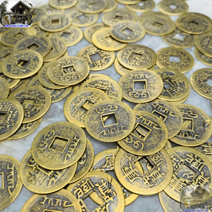 Bỏ đồng xu vào bát hương là cách làm của dân gian xưa Bỏ đồng xu vào bát hương là cách làm của dân gian xưa