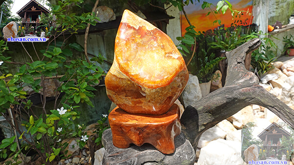 Trụ đá mã não vàng thanh nhã và tinh tế Trụ đá mã não vàng thanh nhã và tinh tế