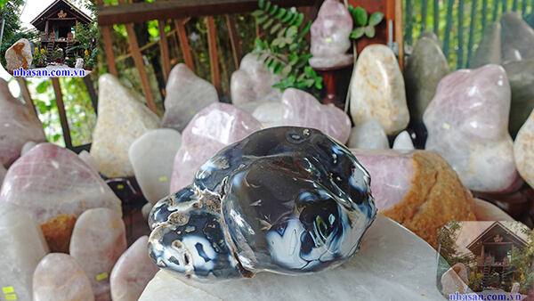 Đá mã não có độ cứng 7 mohs chỉ xếp sau kim cương Đá mã não có độ cứng 7 mohs chỉ xếp sau kim cương